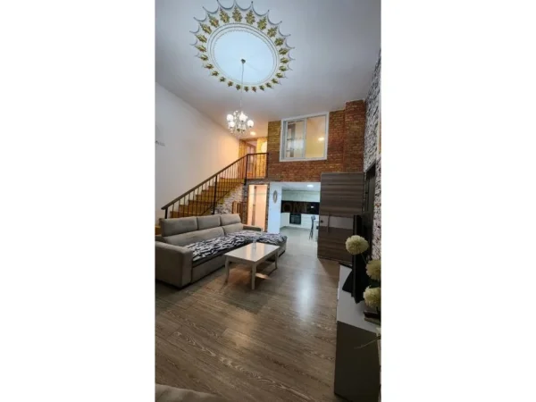 Tirane, jap me qera apartament duplex 2+1+Ballkon Kati 1, 70 m² 500 € (FRESK)