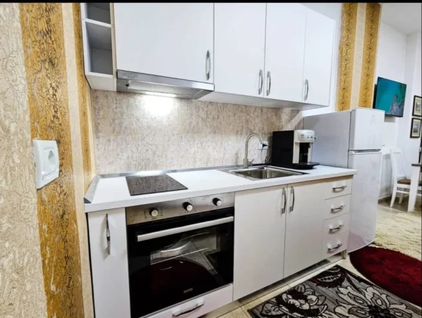 Tirane, jepet me qera 1+1 Kati 0, 40 m² 400 €