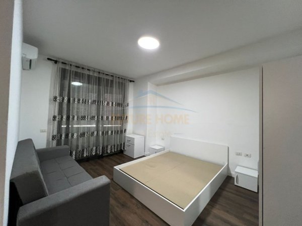 Tirane, jepet me qera apartament 3+1+Ballkon Kati 4, 126 m² 1100 € (Komuna e Parisit)