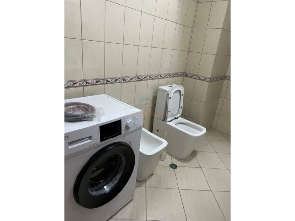 Tirane, jepet me qera apartament 3+1+Ballkon Kati 4, 126 m² 1100 € (Komuna e Parisit)