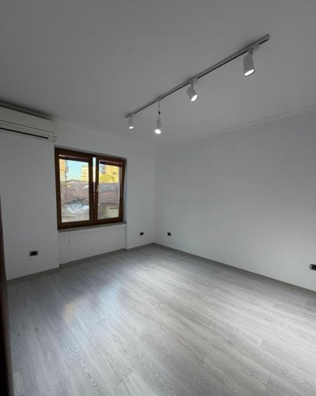 Tirane, jepet me qera zyre Kati 1, 75 m² 730 € (Rruga Durresit)