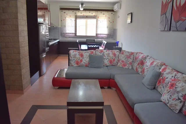 Tirane, jepet me qera apartament 3+1+2 wc+2Ballkone, Kati 5, 125 m² 600 € (Rruga 5 maji tek zgara 5 maji)