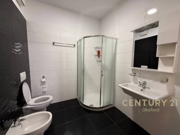 Tirane, jepet me qera apartament 2+1+Ballkon Kati 2, 116 m² 1.200 € (Rruga Kavajes)