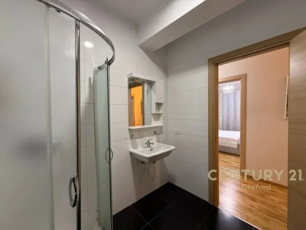 Tirane, jepet me qera apartament 2+1+Ballkon Kati 2, 116 m² 1.200 € (Rruga Kavajes)