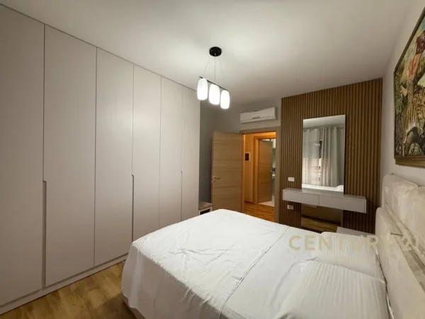 Tirane, jepet me qera apartament 2+1+Ballkon Kati 2, 116 m² 1.200 € (Rruga Kavajes)