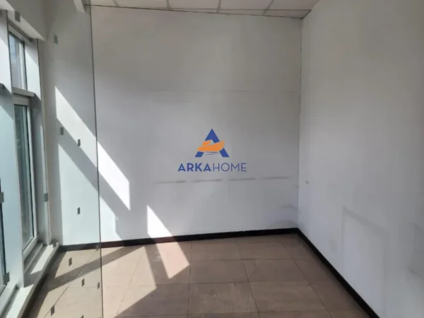 Tirane, jepet me qera ambjent biznesi Kati 1, 210 m² 2.500 € 