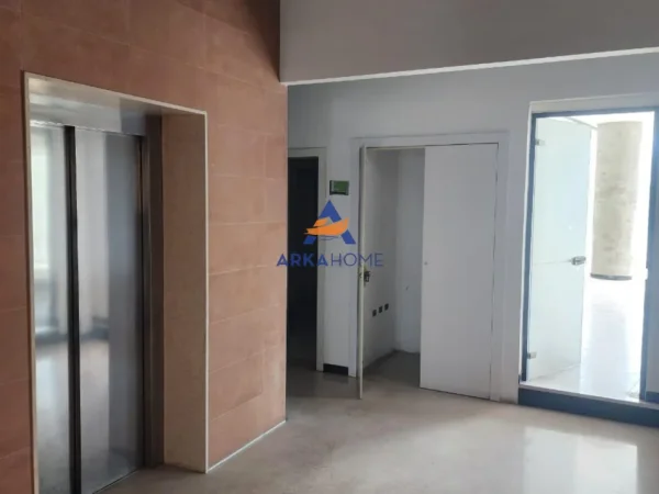 Tirane, jepet me qera ambjent biznesi Kati 1, 210 m² 2.500 € 