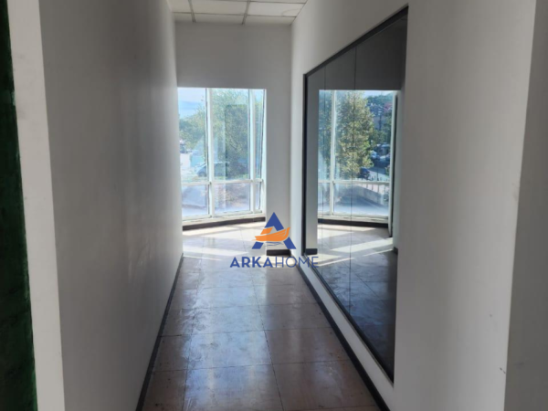 Tirane, jepet me qera ambjent biznesi Kati 1, 210 m² 2.500 € 