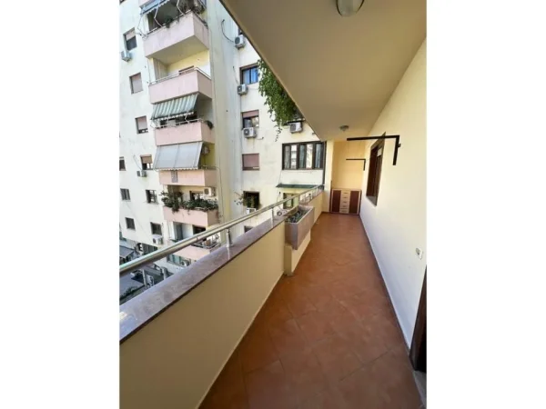 Tirane, jepet me qera , 118 m² 700 € (Komuna Parisit)
