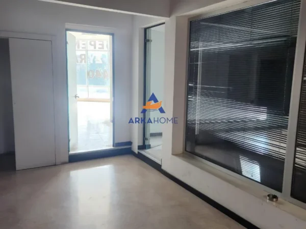 Tirane, jepet me qera ambjent biznesi Kati 1, 210 m² 2.500 € 