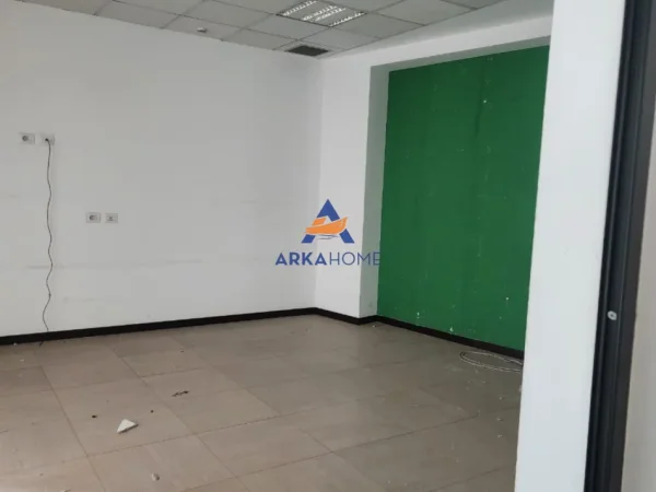 Tirane, jepet me qera ambjent biznesi Kati 1, 210 m² 2.500 € 