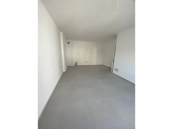 Tirane, shitet apartament 1+1+Ballkon Kati 3, 72 m² 198.000 € (Pazari I ri)