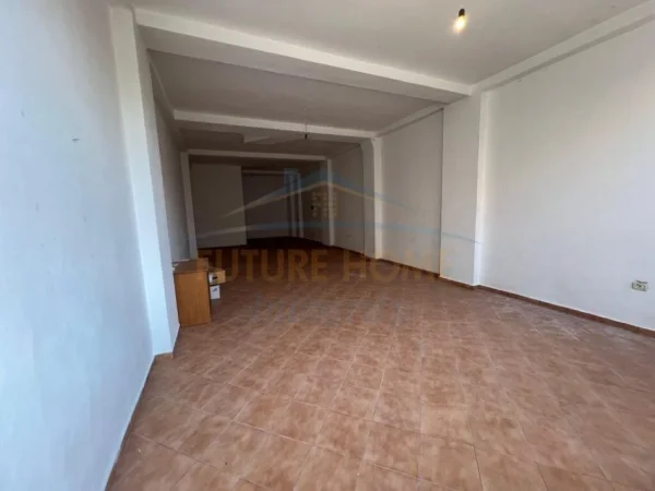 Tirane, jepet me qera ambjent biznesi Kati 0, 76 m² 615 € (Rruga Vllazen Huta)