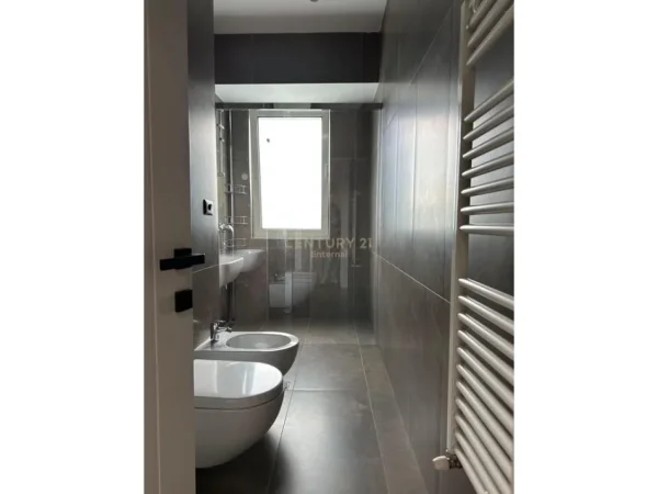 Tirane, jepet me qera apartament 2+1+Ballkon Kati 14, 120 m² 2.200 € (Ambasador 3)