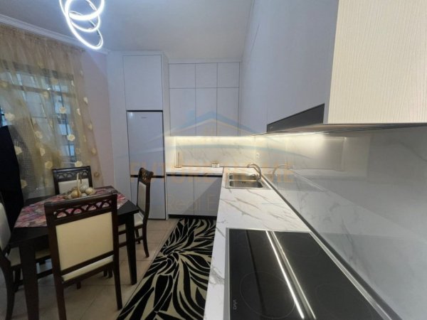 Tirane, jepet me qera apartament 1+1 Kati 3, 60 m² 450 € 