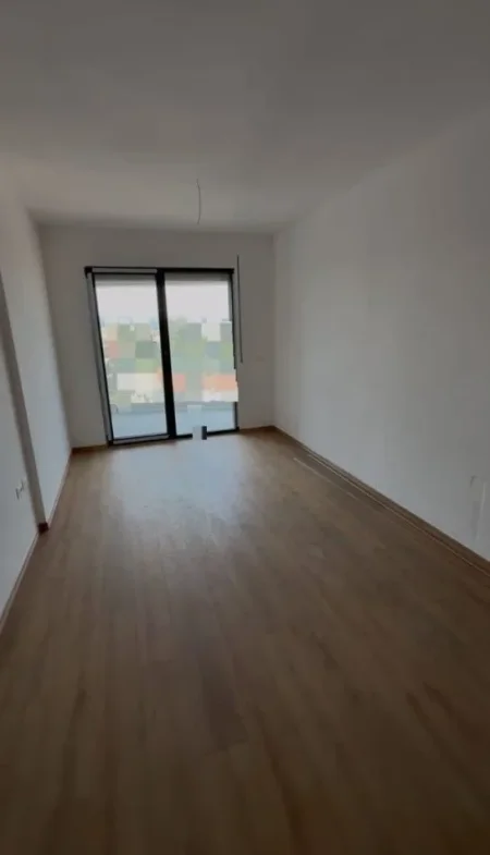 Tirane, jepet me qera zyre Kati 4, 70 m² 500 € (don bosko)