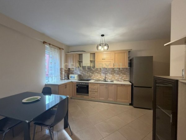 Tirane, jepet me qera apartament 2+1+Aneks+Ballkon Kati 4, 150 m² 800 € (Liqeni i thate)