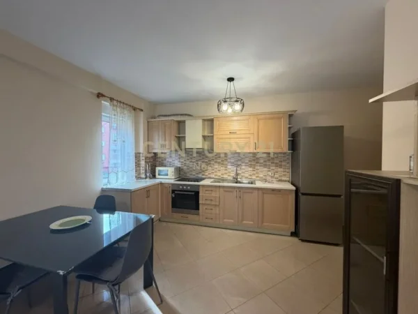 Tirane, jepet me qera apartament 2+1+Aneks+Ballkon Kati 4, 150 m² 800 € (Liqeni i thate)