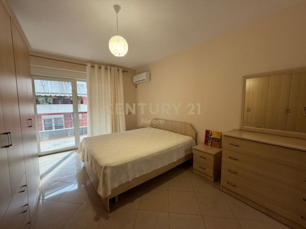 Tirane, jepet me qera apartament 2+1+Aneks+Ballkon Kati 4, 150 m² 800 € (Liqeni i thate)