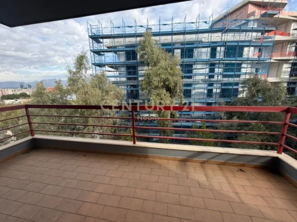 Tirane, jepet me qera apartament 2+1+Aneks+Ballkon Kati 4, 150 m² 800 € (Liqeni i thate)