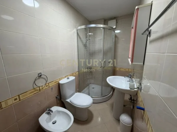 Tirane, jepet me qera apartament 2+1+Aneks+Ballkon Kati 4, 150 m² 800 € (Liqeni i thate)