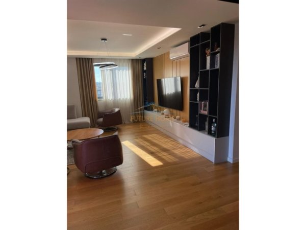 Tirane, jepet me qera apartament 3+1 Kati 10, 175 m² 1.000 € (Astir)