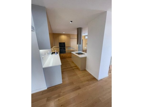 Tirane, jepet me qera apartament 3+1 Kati 10, 175 m² 1.000 € (Astir)