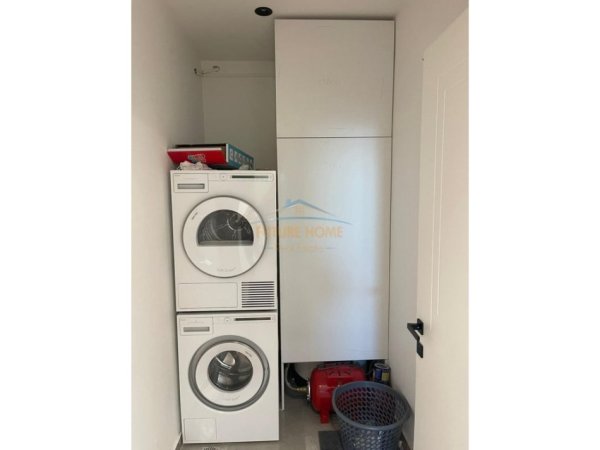 Tirane, jepet me qera apartament 3+1 Kati 10, 175 m² 1.000 € (Astir)