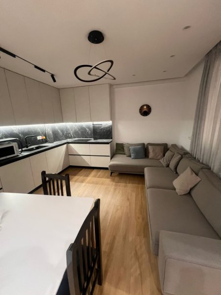 Tirane, jepet me qera apartament 2+1 , 98 m² 850 € (FUSHA AVIACIONIT)