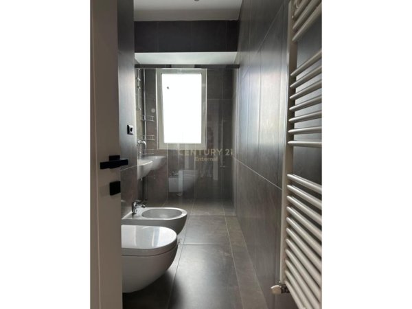 Tirane, jepet me qera apartament 2+1+Aneks+Ballkon Kati 14, 120 m² 2.200 € (Ambasador 3)