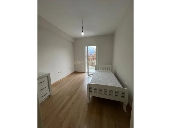 Tirane, jepet me qera apartament 2+1 Kati 2, 111 m² 650 € (Kopshti Botanik)