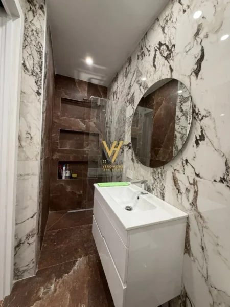 Tirane, jepet me qera apartament 2+1+Ballkon Kati 4, 130 m² 1.600 € (MINE PEZA)