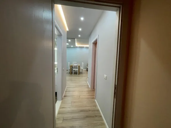 Tirane, shitet apartament 2+1+Ballkon Kati 2, 85 m² (Linze)