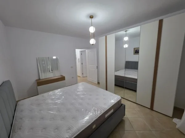 Tirane, jepet me qera apartament 1+1+Aneks+Ballkon Kati 4, 65 m² 650 € (rruga myslym shyri)