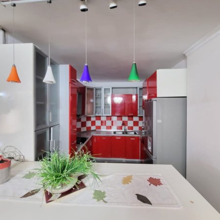 Tirane, jepet me qera apartament 3+1 , 120 m² 700 € (Komuna e parisit)