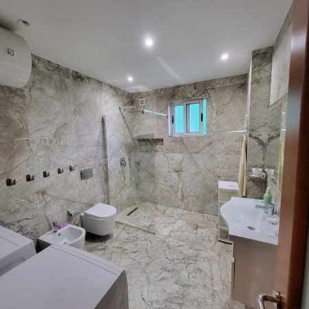 Tirane, jepet me qera apartament 3+1 , 120 m² 700 € (Komuna e parisit)