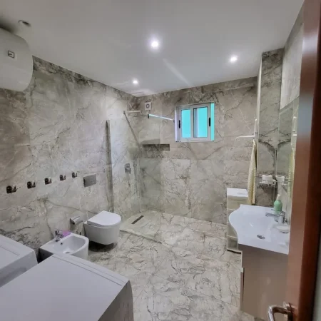Tirane, jepet me qera apartament 3+1 , 120 m² 700 € (Komuna e parisit)