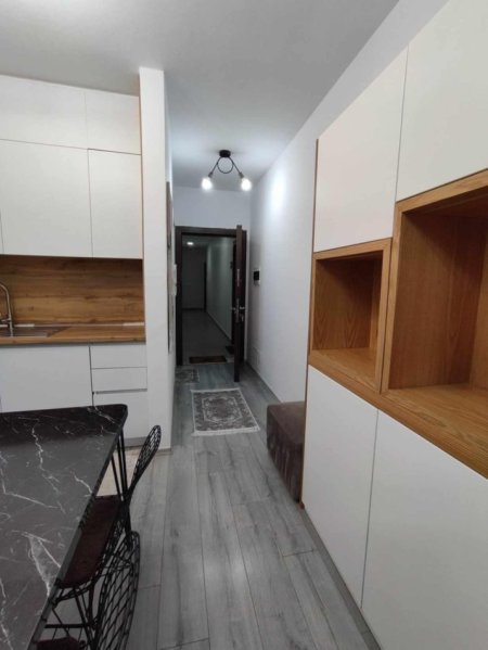 Tirane, jepet me qera apartament 1+1 Kati 1, 51 m² 450 € (konferenca pezes)