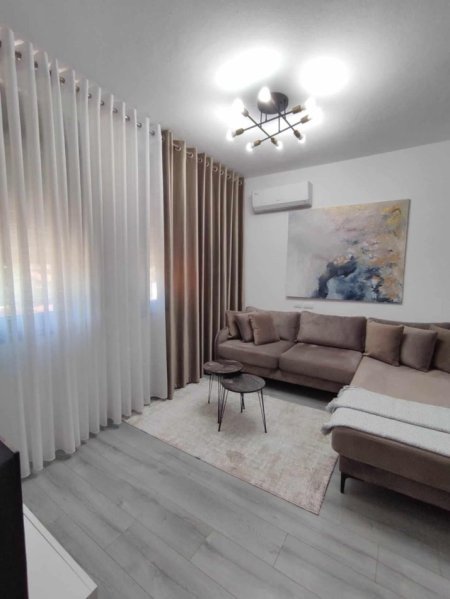 Tirane, jepet me qera apartament 1+1 Kati 1, 51 m² 450 € (konferenca pezes)