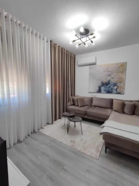 Tirane, jepet me qera apartament 1+1 Kati 1, 51 m² 450 € (konferenca pezes)