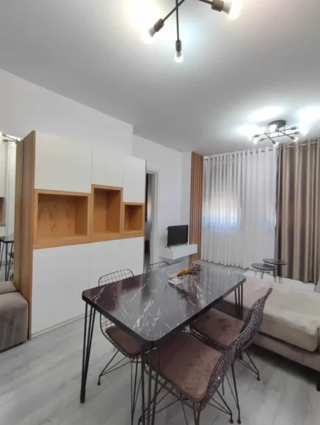 Tirane, jepet me qera apartament 1+1 Kati 1, 51 m² 450 € (konferenca pezes)