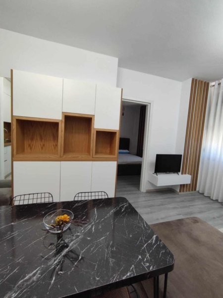 Tirane, jepet me qera apartament 1+1 Kati 1, 51 m² 450 € (konferenca pezes)