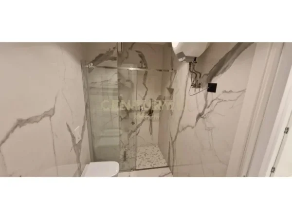 Tirane, jepet me qera apartament 2+1+Ballkon Kati 5, 1.200 € (Ish Hipoteka)