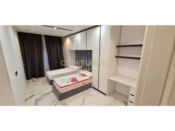 Tirane, jepet me qera apartament 2+1+Ballkon Kati 5, 1.200 € (Ish Hipoteka)
