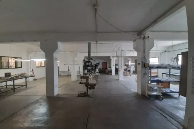 Tirane, jepet me qera magazine , 750 m² 4.700 € (STACIONI I TRENIT)