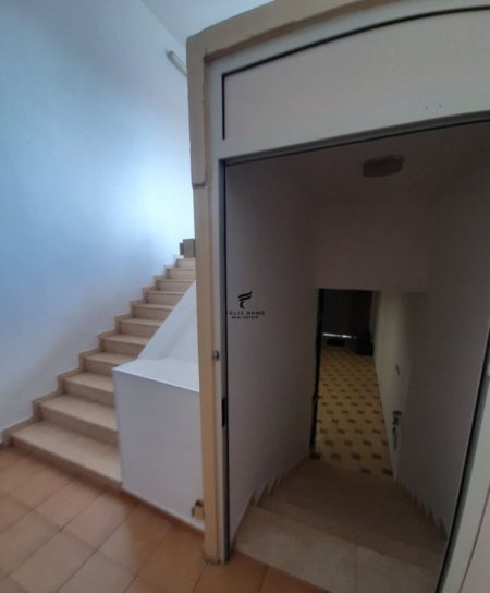 Tirane, jepet me qera magazine , 750 m² 4.700 € (STACIONI I TRENIT)