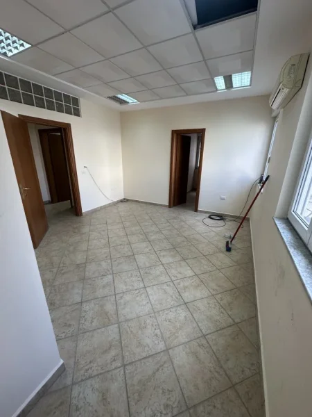 Tirane, jepet me qera apartament 2+1 Kati 1, 89 m² 1.150 € (toptani)