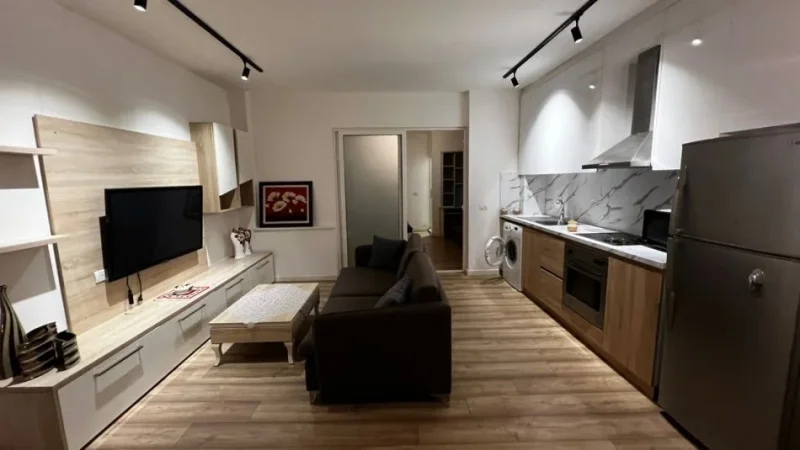 Tirane, jepet me qera apartament 1+1 Kati 1, 60 m² 500 € (qender)