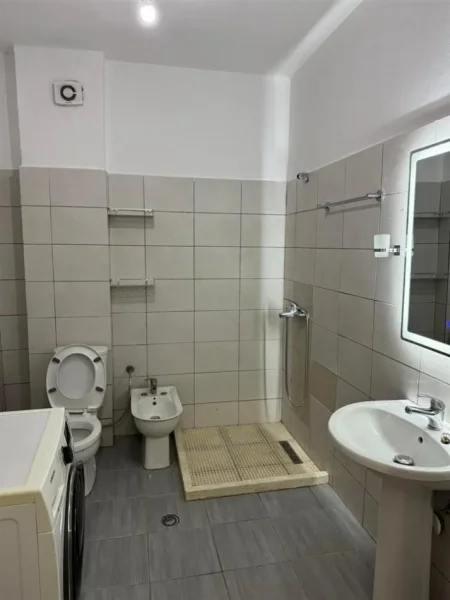 Tirane, jepet me qera apartament 2+1 Kati 1, 90 m² 450 € (yzberisht)