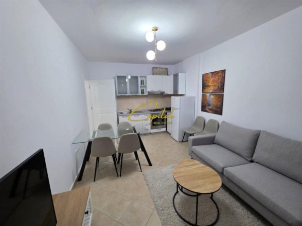 Tirane, jepet me qera apartament 1+1 Kati 4, 64 m² 650 € (ISH EKSPOZITA)